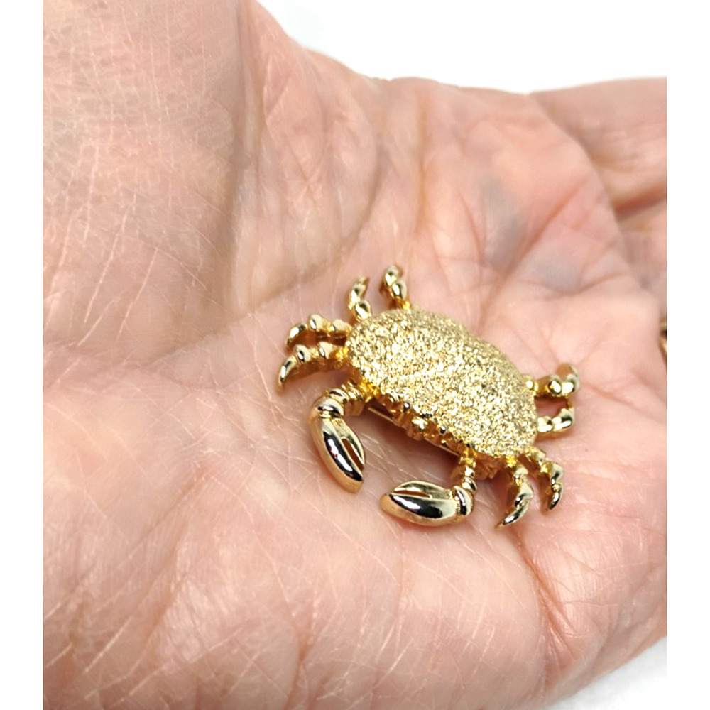 Gold Tone Figural Crab Brooch Pin Nautical Coastal Beach Textured Jewelry - Picture 4 of 12